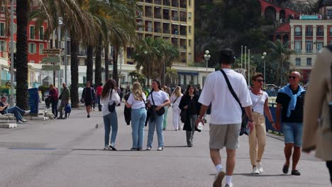 Die-Menschen-Genießen-Einen-Sonnigen-Tag-Auf-Der-Belebten-Promenade-Des-Anglais-In-Nizza,-Frankreich