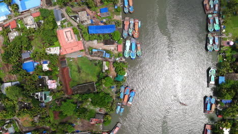 Isla-Cerca-Del-Puente-Del-Puerto-De-Neendakara-Kollam,-Kerala