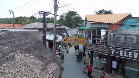 Tuk-Tuks-Conduciendo-Por-Una-Estrecha-Calle-Peatonal-Llena-De-Tiendas-Y-Casas-Koh-Lipe-Asia