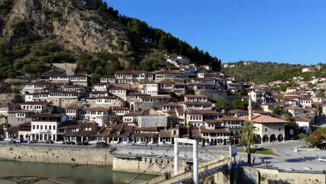 Berühmte-Stadt-Berat-In-Albanien-Mit-Einer-Drohne-Gefilmt