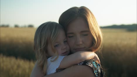 Glückliche-Mutter-Und-Tochter-Zusammen-Draußen-Im-Sommersonnenuntergang-Mit-Positiven,-Liebevollen-Momenten-In-Der-Familie-Oder-Am-Muttertag-In-Filmischer-Zeitlupe