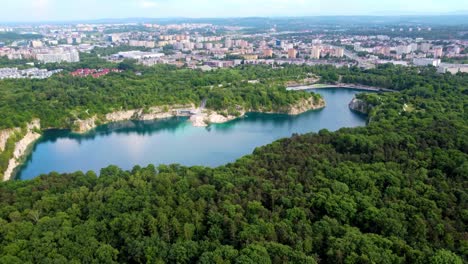 Naturschwimmbad-Zakrzówek-In-Der-Nähe-Von-Krakau,-Polen,-Auch-Bekannt-Als-Die-Polnischen-Malediven