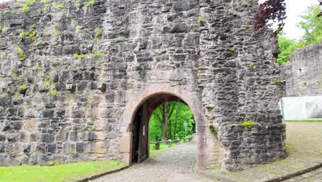 Una-Puerta-De-Entrada-Al-Castillo-De-La-Ciudad-De-Hirschhorn-En-El-Río-Neckar,-Alemania