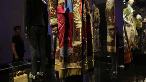 Eine-Schaufensterpuppe-Trägt-Eine-Farbenfrohe-Und-Ungewöhnliche-Bestickte-Jacke-Des-Designers-Dolce-Und-Gabbana