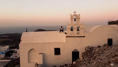 Sonnenaufgang-über-Der-Kirche-Von-Akrotiri,-Santorini