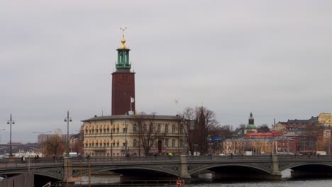 Verkehr-Auf-Der-Brücke-Mit-Dem-Rathausturm-Von-Stockholm-Im-Hintergrund,-Schweden,-Zeitraffer