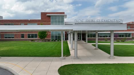 Doe-Run-Elementary-School-with-green-lawn-at-entrance