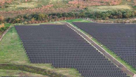 Vista-Aérea-De-La-Pradera-Con-Granja-De-Energía-Solar.