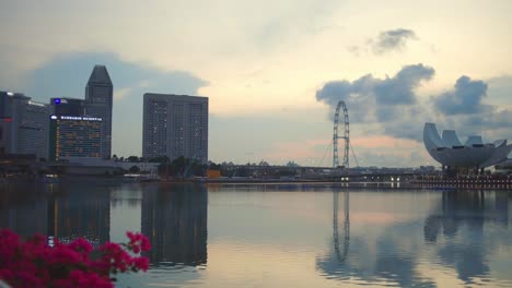 Kamerafahrt-Von-Marina-Bay-Sand-Mit-Spiegelung-Auf-Dem-Wasser-In-Singapur-Bei-Sonnenaufgang