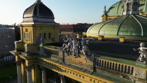 Edificio-Del-Teatro-Nacional-De-Croacia-En-Zagreb,-Croacia---Disparo-De-Un-Dron