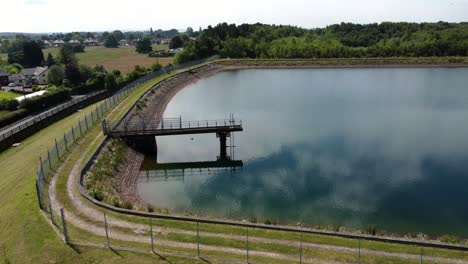 Vista-Aérea-Del-Depósito-De-Suministro-De-Agua-Hacia-El-Idílico-Paisaje-Rural-Plataforma-De-Suministro-Del-Lago