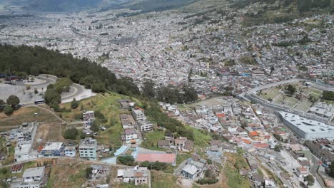 Una-Amplia-Vista-Aérea-Del-Cerro-El-Panecillo-En-Ecuador,-Quito