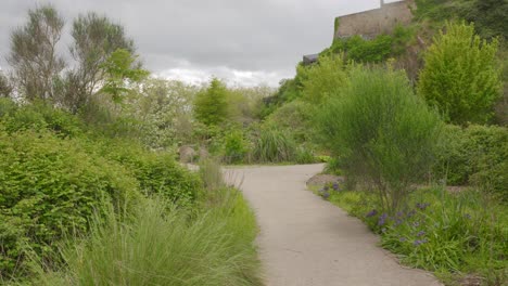 A-winding-path-through-the-lush-"Jardin-extraordinaire"-in-Nantes,-France