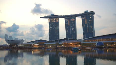 Blick-Auf-Die-Spiegelung-Des-Marina-Bay-Sand-Buildings-Im-Wasser-In-Singapur-Bei-Sonnenaufgang