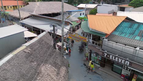 7-Eleven-Shop-Auf-Schmalen-Fußgängerzone-Gesäumt-Von-Geschäften-Und-Häusern-Koh-Lipe-Asien