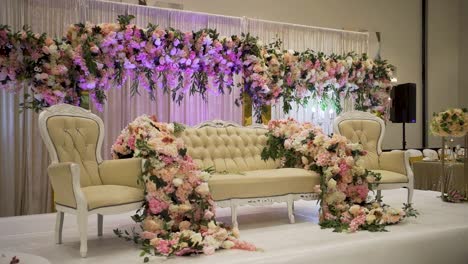 Una-Toma-Increíble-De-Un-Magnífico-Escenario-Montado-En-Una-Boda-Tradicional-Con-Un-Tema-Increíblemente-Colorido.