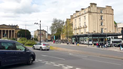 Inner-city-street-view-of-traffic,-people-and-the-University-of-Bristol-near-Whiteladies-Road-in-Bristol,-England-UK