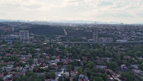 Imágenes-Aéreas-En-Timelapse-Del-Segundo-Nivel-Del-Periférico-En-La-Ciudad-De-México