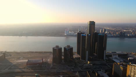 Renaissance-Center-Und-Detroit-River-Bei-Sonnenaufgang-In-Der-Innenstadt-Von-Detroit---Windsor-Kanada-Im-Hintergrund