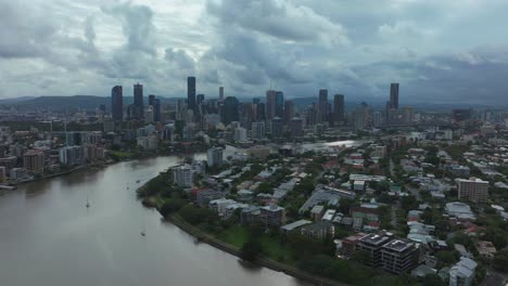 Brissy-Brisbane-City-River-Quay-sailboats-Australia-aerial-drone-South-Bank-Park-Skyline-skyscraper-cranes-morning-sun-rainy-clouds-Aussie-summer-autumn-winter-circle-left-motion