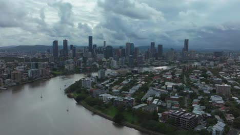 Brissy-Brisbane-Ciudad-Río-Muelle-Veleros-Australia-Aéreo-Zumbido-Banco-Sur-Parque-Horizonte-Rascacielos-Grúas-Mañana-Sol-Lluvioso-Nubes-Australiano-Verano-Otoño-Invierno-Círculo-Izquierda-Movimiento