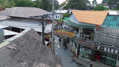 Tuk-Tuks-Fahren-Entlang-Einer-Schmalen-Fußgängerzone-Gesäumt-Von-Geschäften-Und-Häusern-Koh-Lipe-Asien