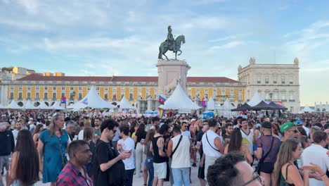 Los-Asistentes-Festejan-Y-Bailan-Alegremente-En-La-Praça-Do-Comércio,-Lisboa,-Portugal,-Celebrando-El-Arraial-Lisbon-Pride