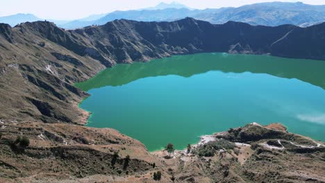 Eine-Atemberaubende-Aussicht-Auf-Den-Quilotoa-See,-Ecuador