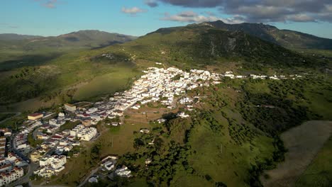 Facinas---Pueblo-Blanco-Típicamente-Español-En-La-Cima-De-La-Colina