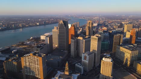 Skyline-Der-Innenstadt-Von-Detroit-Entlang-Des-Detroit-River-Während-Der-Goldenen-Stunde