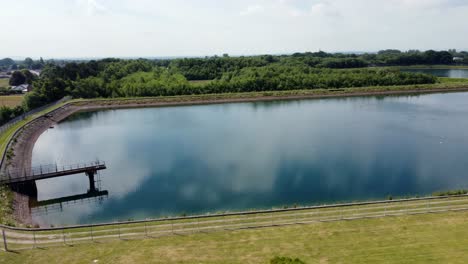 Nord-West-Wasserversorgung-Reservoir-Luftaufnahme-Umkreisen-Ländlichen-Landschaft-See