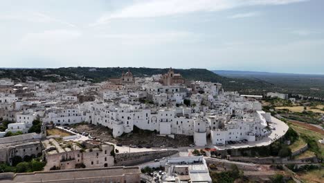 Vista-Aérea-Sobre-La-Ciudad-Blanca-De-Ostuni,-Región-De-Brindisi-De-Apulia,-Italia