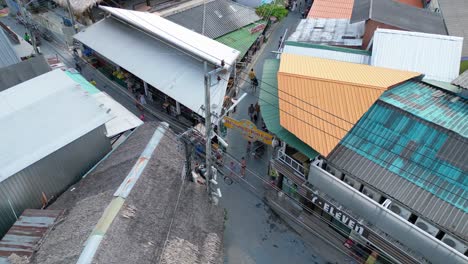 7-Eleven-Shop-In-Der-Schmalen-Fußgängerzone-Gesäumt-Von-Geschäften-Und-Häusern-Koh-Lipe,-Asien