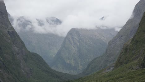 Vista-Del-Valle-De-Monkey-Creek-Durante-Un-Día-Nublado-En-Fiordland,-Nueva-Zelanda