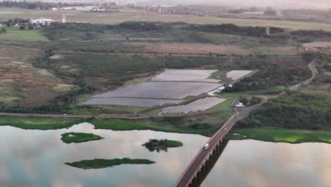 Vista-Aérea-De-Granja-Solar-A-Orillas-Del-Río-Paraná