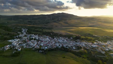 Spektakulärer-Orangefarbener-Sonnenuntergang-über-Dem-Dorf-Facinas