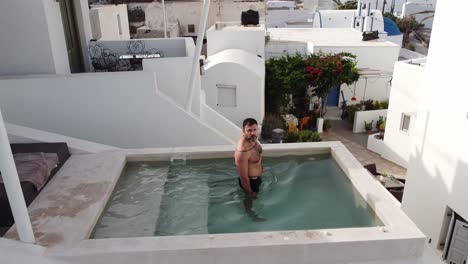 La-Típica-Piscina-Que-Se-Espera-En-Santorini