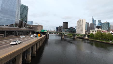 I-76-and-Schuylkill-River-in-downtown-Philadelphia,-Pennsylvania