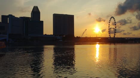 Escena-Del-Horizonte-De-La-Ciudad-De-Marina-Bay-Durante-El-Espectacular-Cielo-Del-Amanecer