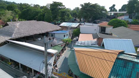 7-Eleven-Shop-Auf-Einer-Schmalen-Fußgängerzone-Gesäumt-Von-Geschäften-Und-Häusern-Koh-Lipe-Asien