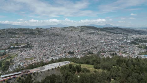 Ultra-wide-aerial-view-from-el-Panecillo-in-Ecuador,-Quito
