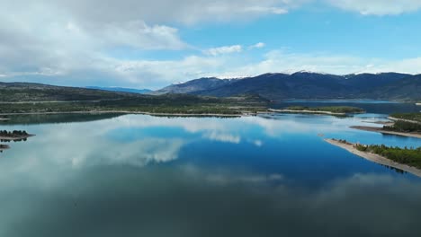 Dolly-Aéreo-Panorámico-Sobre-Un-Depósito-Pacífico-Que-Refleja-Las-Nubes-Y-El-Cielo-En-Frisco-Colorado