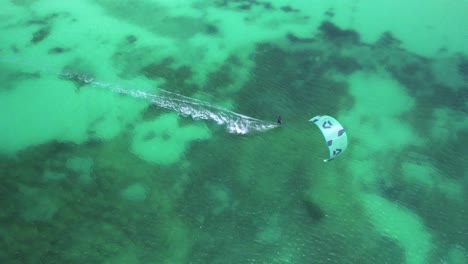 Kitesurfer-Gleiten-über-Türkisfarbenes-Wasser-In-Der-Nähe-Von-Sandstrand-Mit-Booten-In-Playa-Crasky