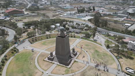 Quito,-Ecuador,-Estatua-Ubicada-En-La-Línea-Ecuatorial