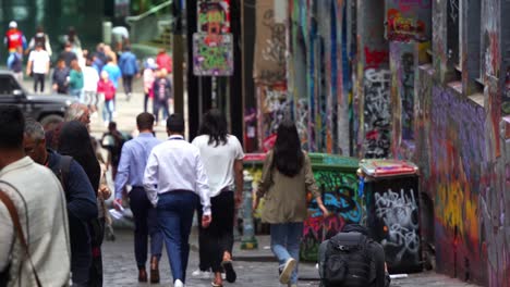 Menschen-Auf-Tournee-In-Der-Hosier-Lane-In-Melbourne-City,-Einer-Beliebten-Kopfsteinpflastergasse-Mit-Einer-Lebendigen-Palette-An-Kunstwandmalereien-Und-Graffiti-An-Den-Außenwänden-Der-Gebäude,-Einer-Kreativen-Kulturellen-Straßenszene