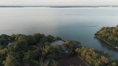 Eine-Umkreisende-Drohne-Schoss-über-Den-Paraná-Fluss-Mit-Einem-Boot-In-Der-Mitte