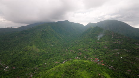 üppige-Wälder-Und-Häuser-Auf-Berggipfeln-In-Der-Nähe-Von-Amed-Im-Norden-Balis,-Indonesien