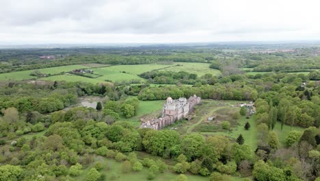 Ruhige-Landschaft-Und-Verlassenes-Herrenhaus-Hamilton-Palace,-Uckfield,-Großbritannien,-Luftaufnahme