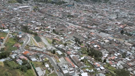 Wunderschöne-Luftaufnahme-Vom-Hügel-El-Panecillo,-Quito,-Ecuador