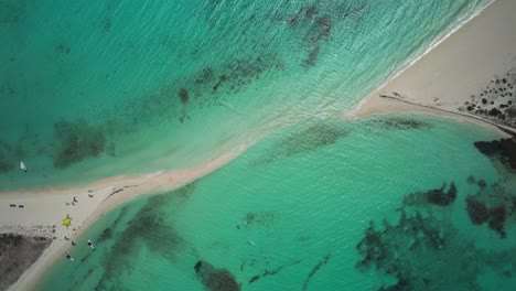 Ein-Türkisfarbener-Strand-Mit-Einer-Sandbank-Am-Cayo-De-Agua,-Luftaufnahme